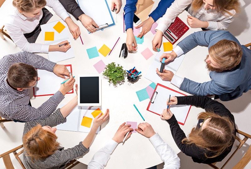 Regelmlatig een teammeeting inrichten om de goede workflow in jouw kantoor op gang te brengen en te houden.